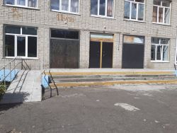Вход для лиц с нарушениями опорно-двигательного аппарата.